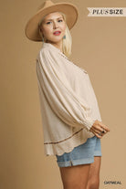 Umgee Oatmeal Linen Scallop Hem Blouse with Contrast Trim