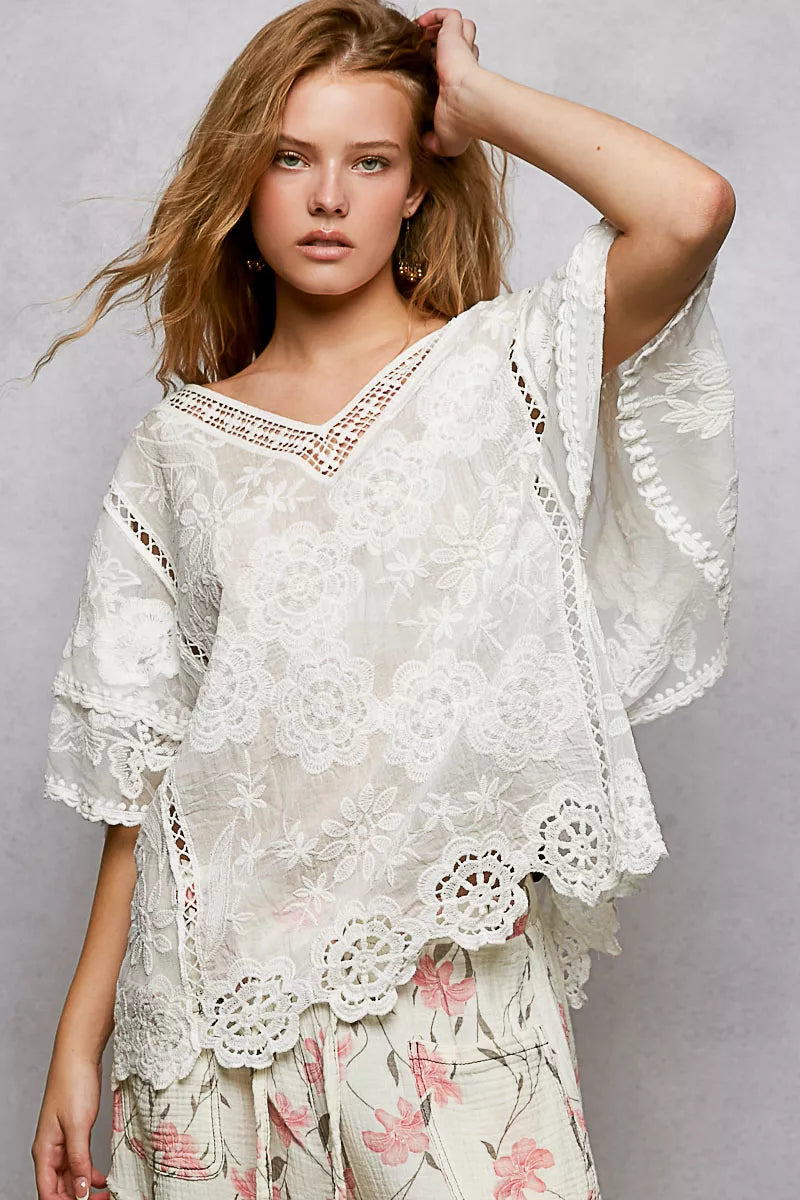 POL Off White Floral Crochet V-Neck Short Sleeve Blouse with Scalloped Hem