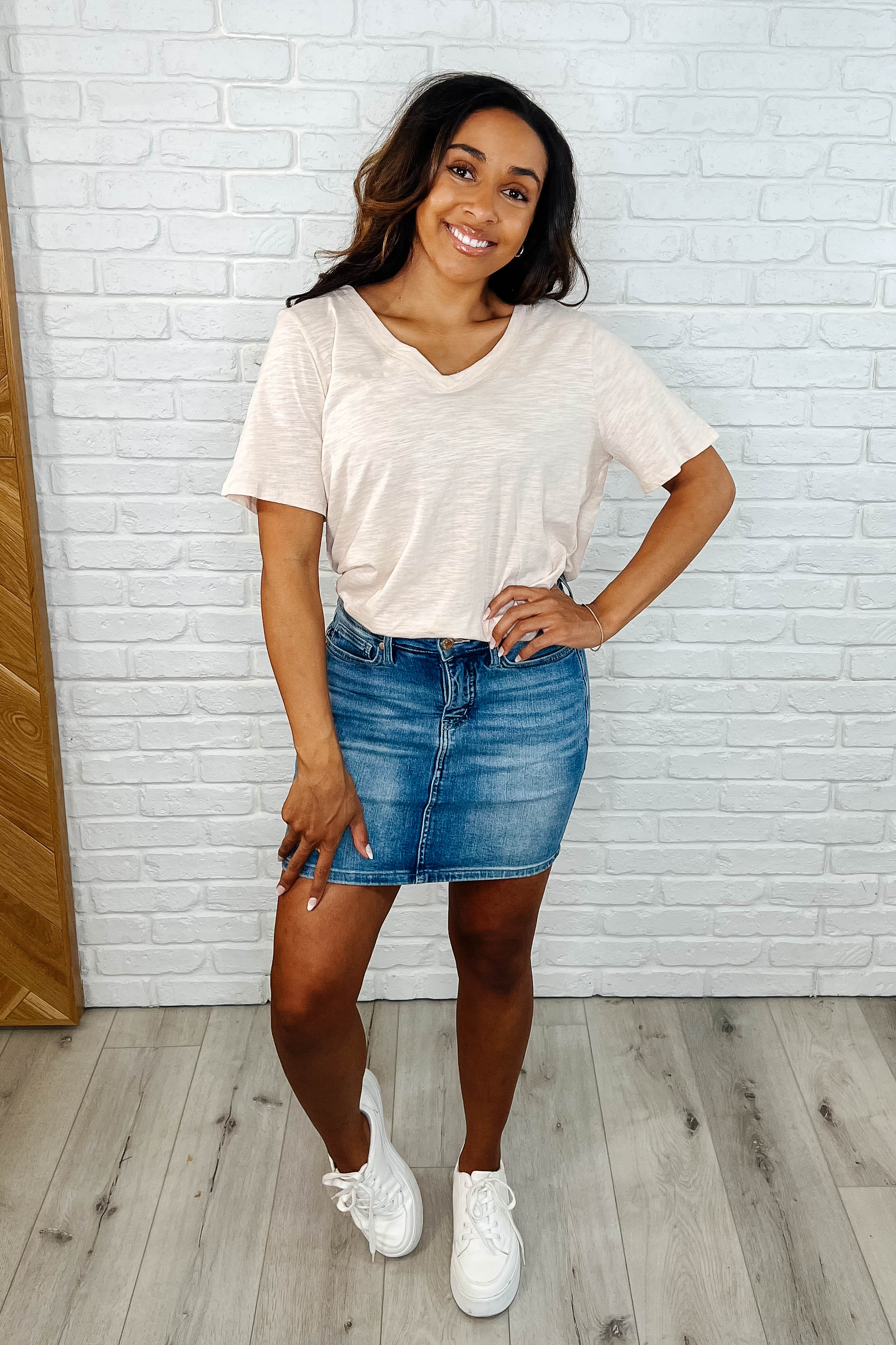 Andree by Unit V-Neck Tee in Oatmeal Womens