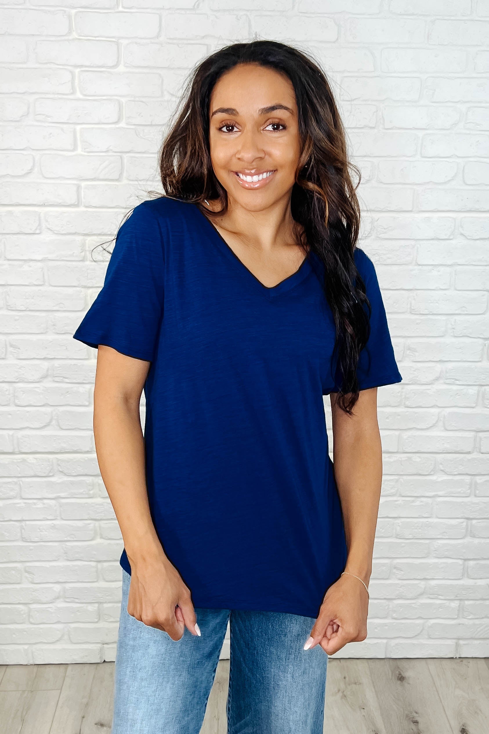 Andree by Unit in V-Neck Tee in Navy Womens