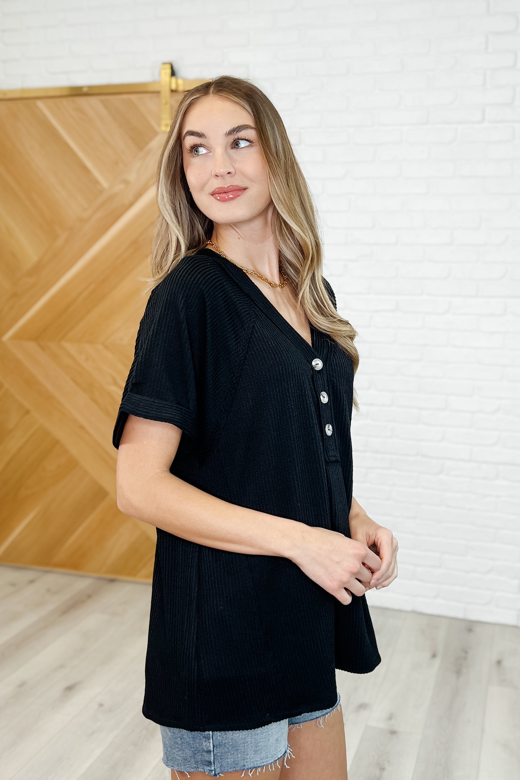 Andree By Unit Plain and Sassy Corded Ribbed V-Neck Tee in Black Womens