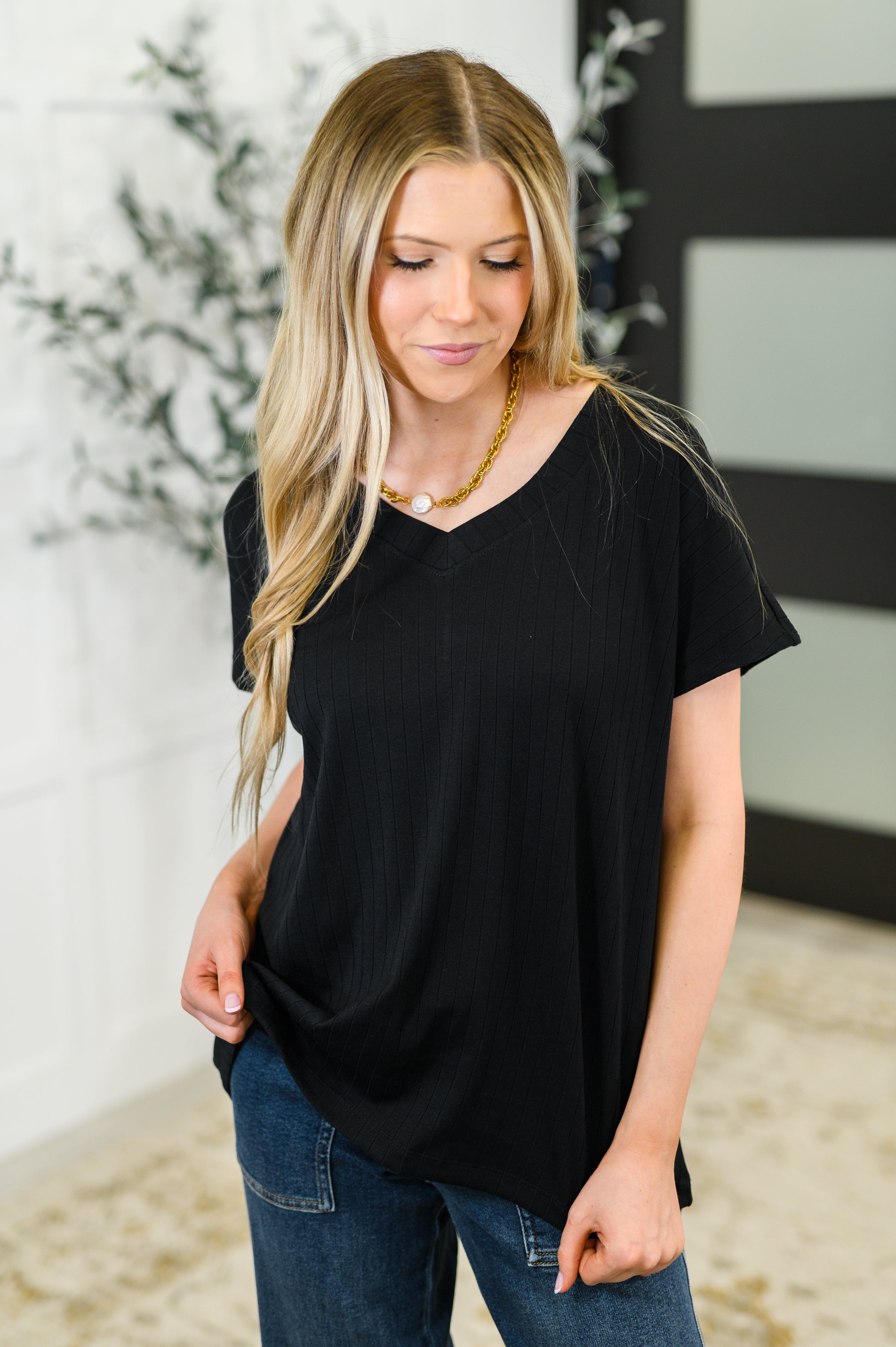 Andree by Unit Top Shelf Basic V-Neck Ribbed Tee in Black Womens