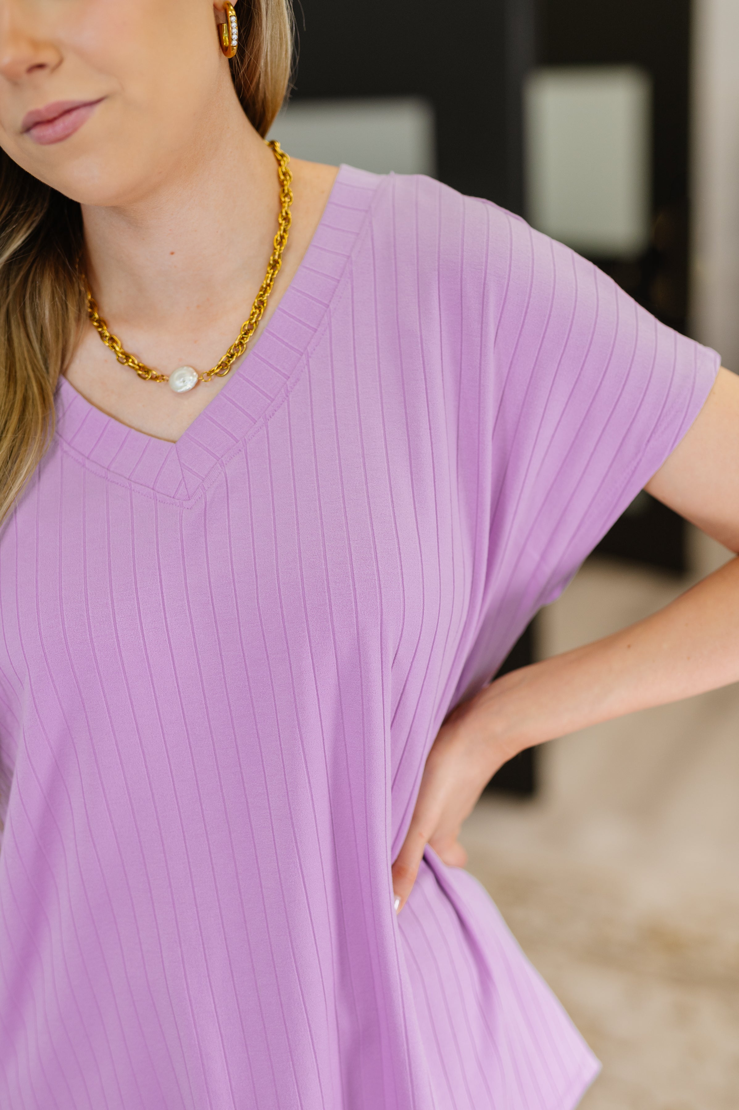 Andree by Unit Top Shelf Basic V-Neck Ribbed Tee in Lavender Womens