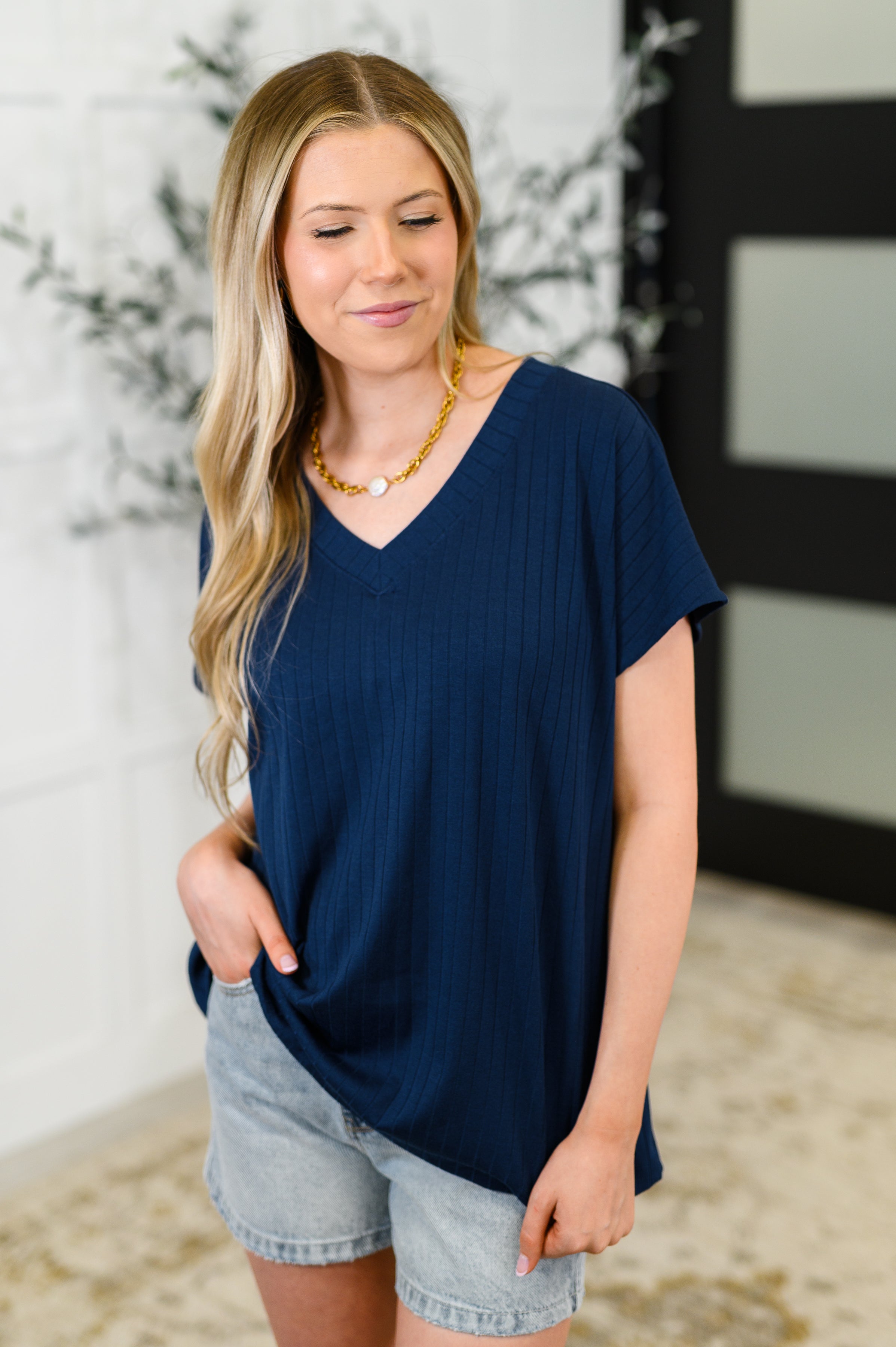 Andree by Unit Top Shelf Basic V-Neck Ribbed Tee in Navy Womens