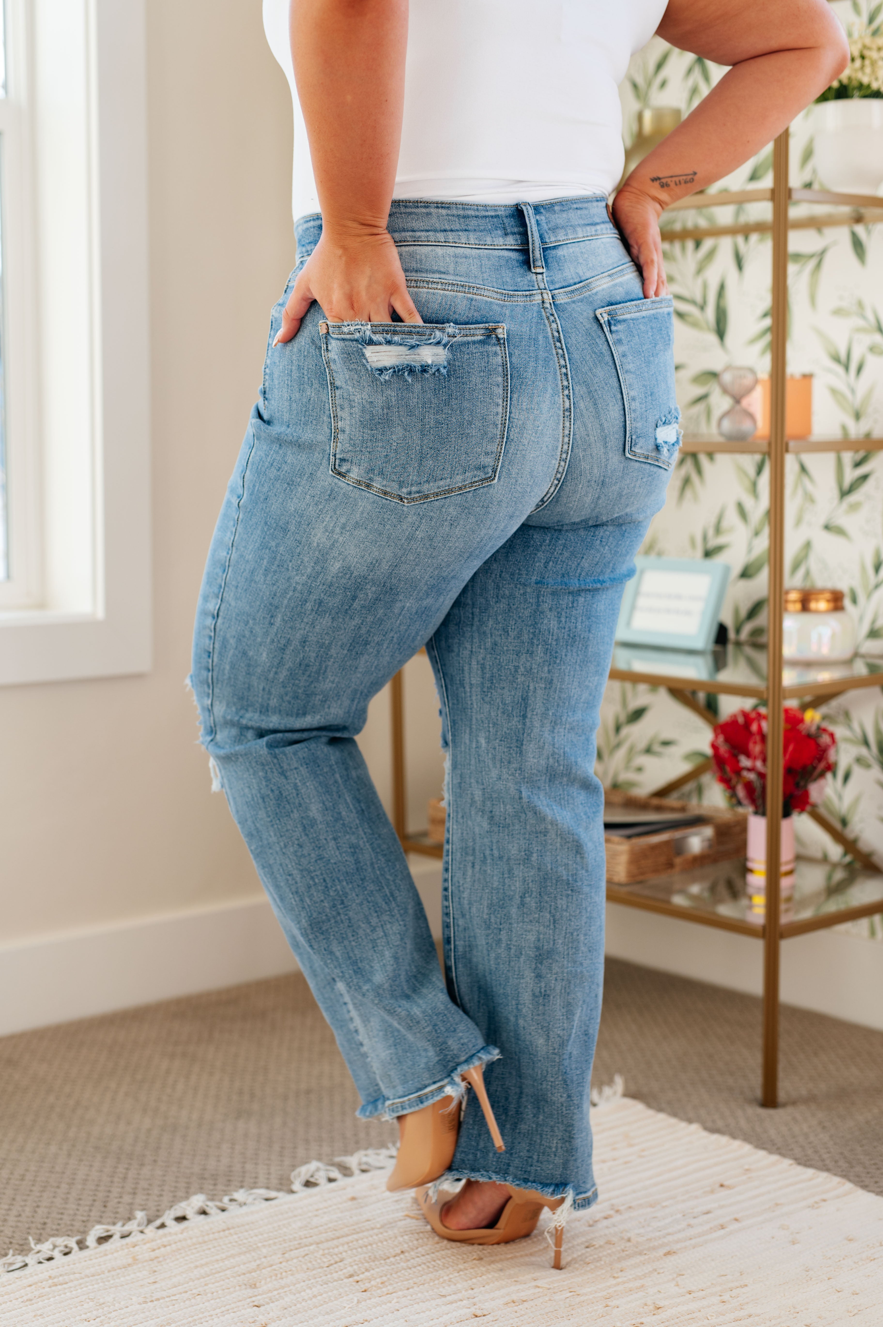 Judy Blue Rose High Rise 90's Straight Jeans in Light Wash Denim