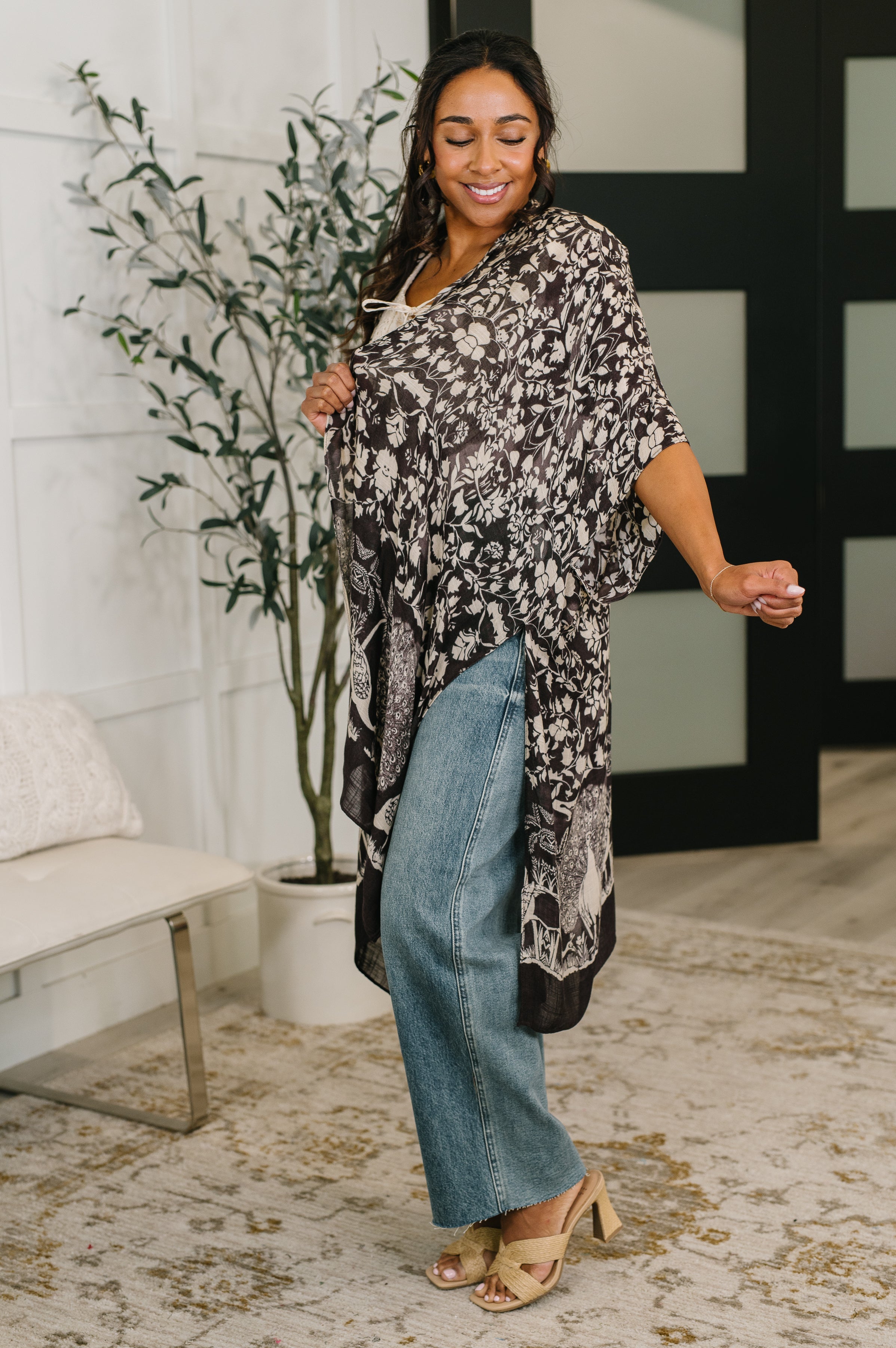 Urbanista Bella Vida Open Front Floral Print Kimono Womens