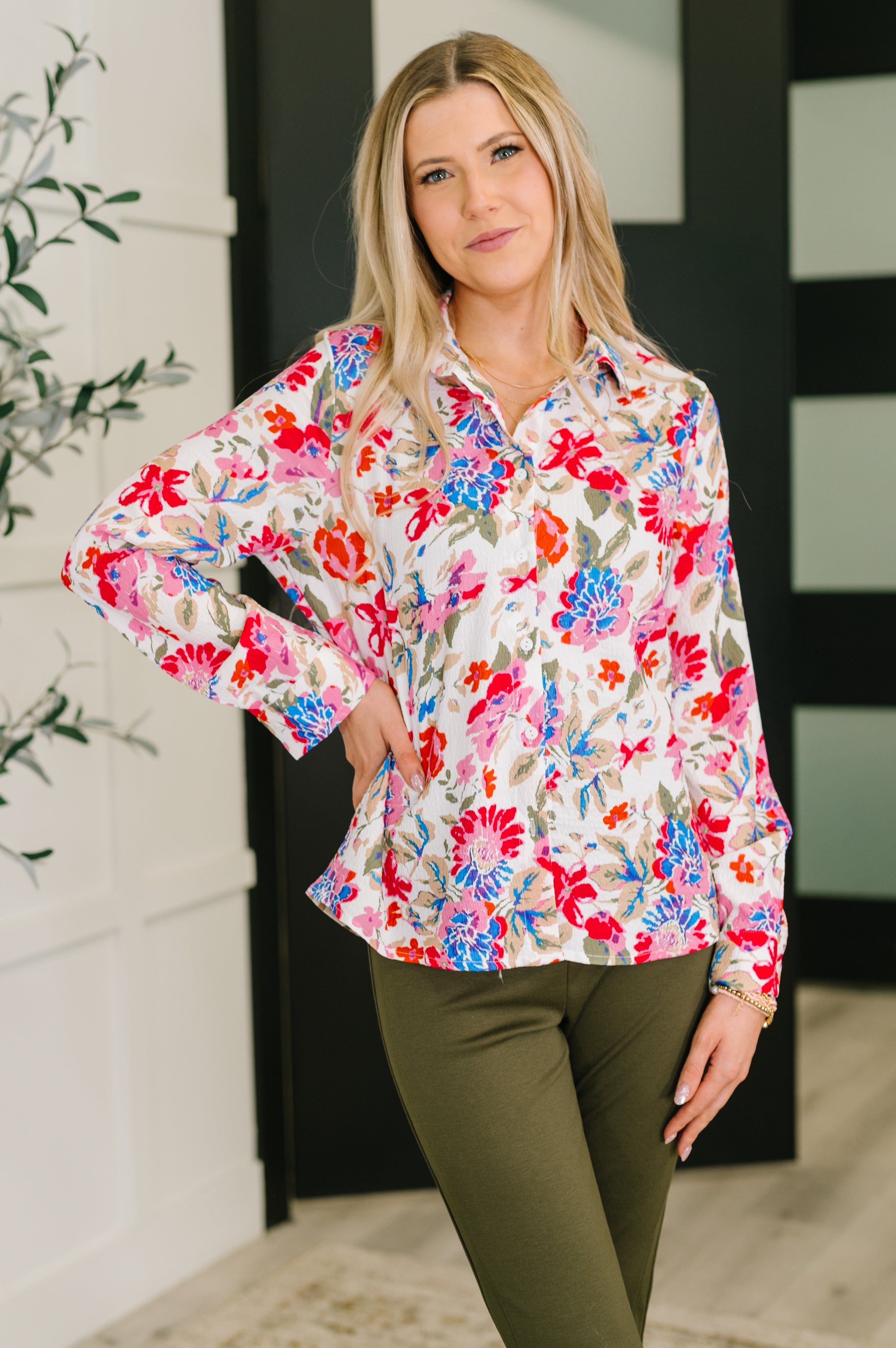 One Eleven North Distinguished Guest Crinkle Woven Floral Button Down Blouse Womens