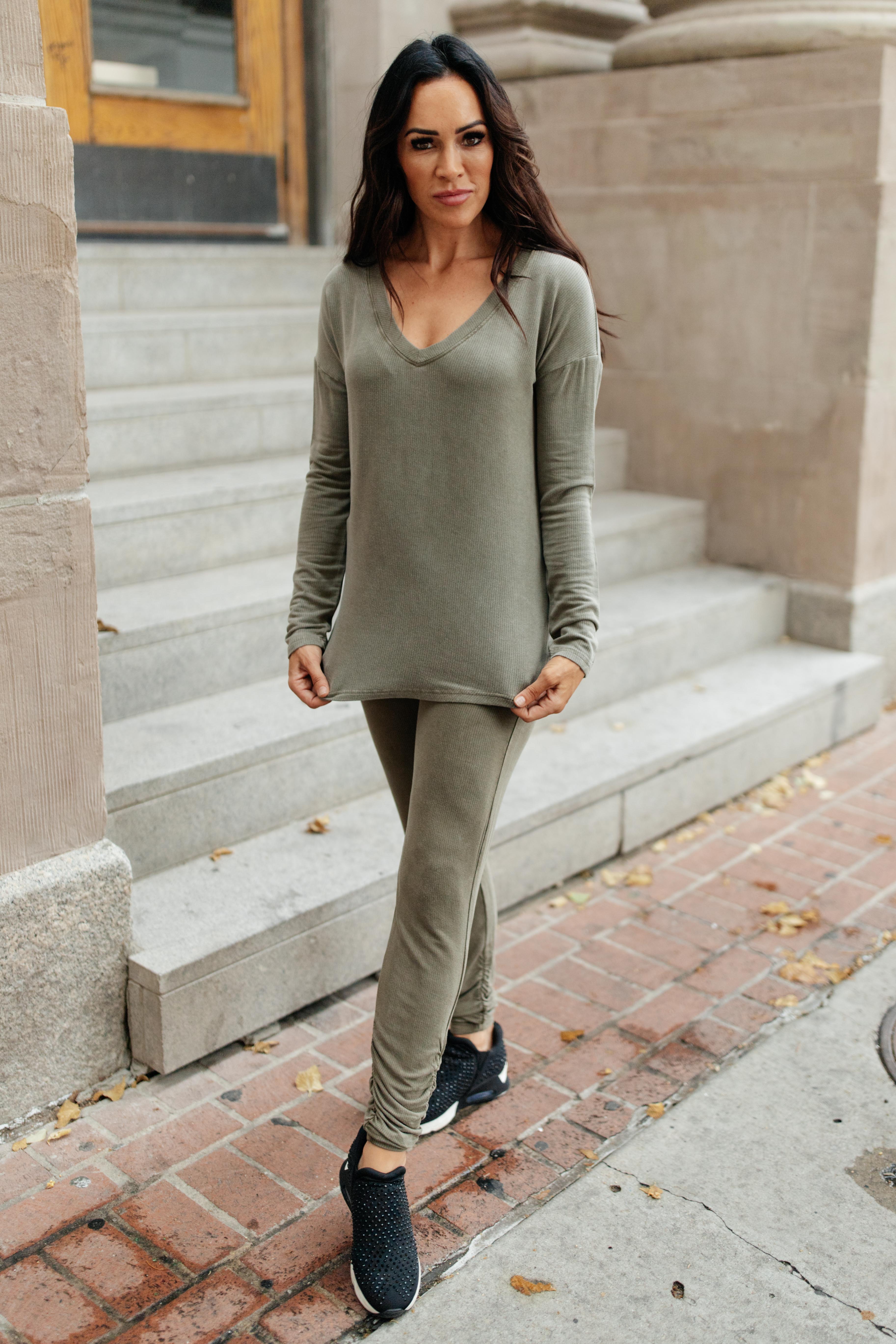 Mono B Essential Lounge Top in Mineral Wash Olive Womens