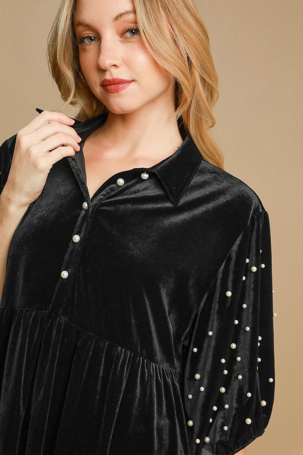 Umgee Pearl Detail Half Sleeve Velvet Babydoll Blouse in Black Shirts & Tops